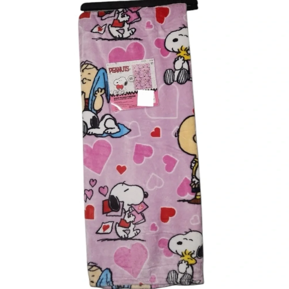 Peanuts Snoopy and Charlie Brown Valentine’s Day Blanket ❤️